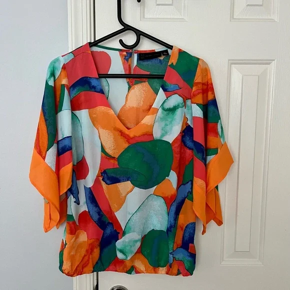 🔥NWOT🔥 Classy, Elegant Lightweight Fun Colors Wide Sleeves Top - Picture 3 of 9